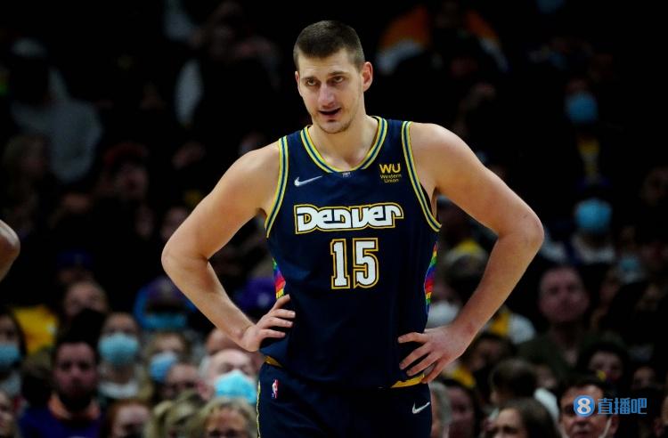 下显得有些 下显得有些